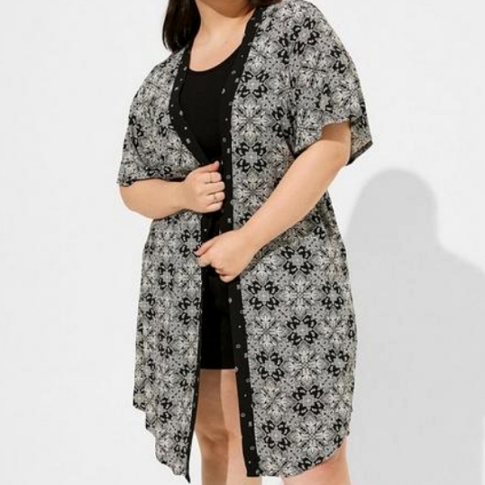 Torrid Blk/Wht Challis Dolman Shirttail Kimono Sz.3=22/24